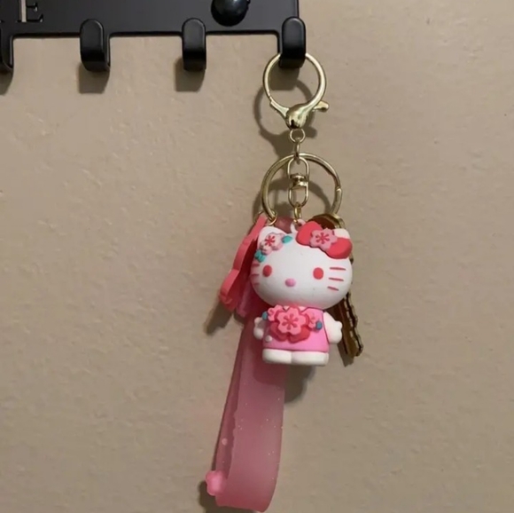 Hello Kitty Keychain - Picture 3 of 7